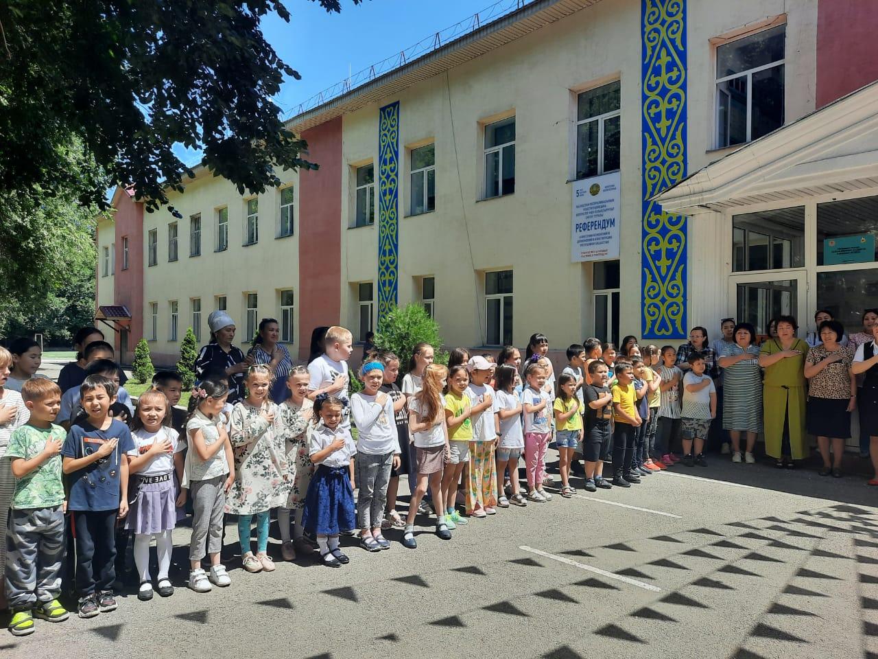 Массовое исполнение ГИМНА Республики Казахстан в школе