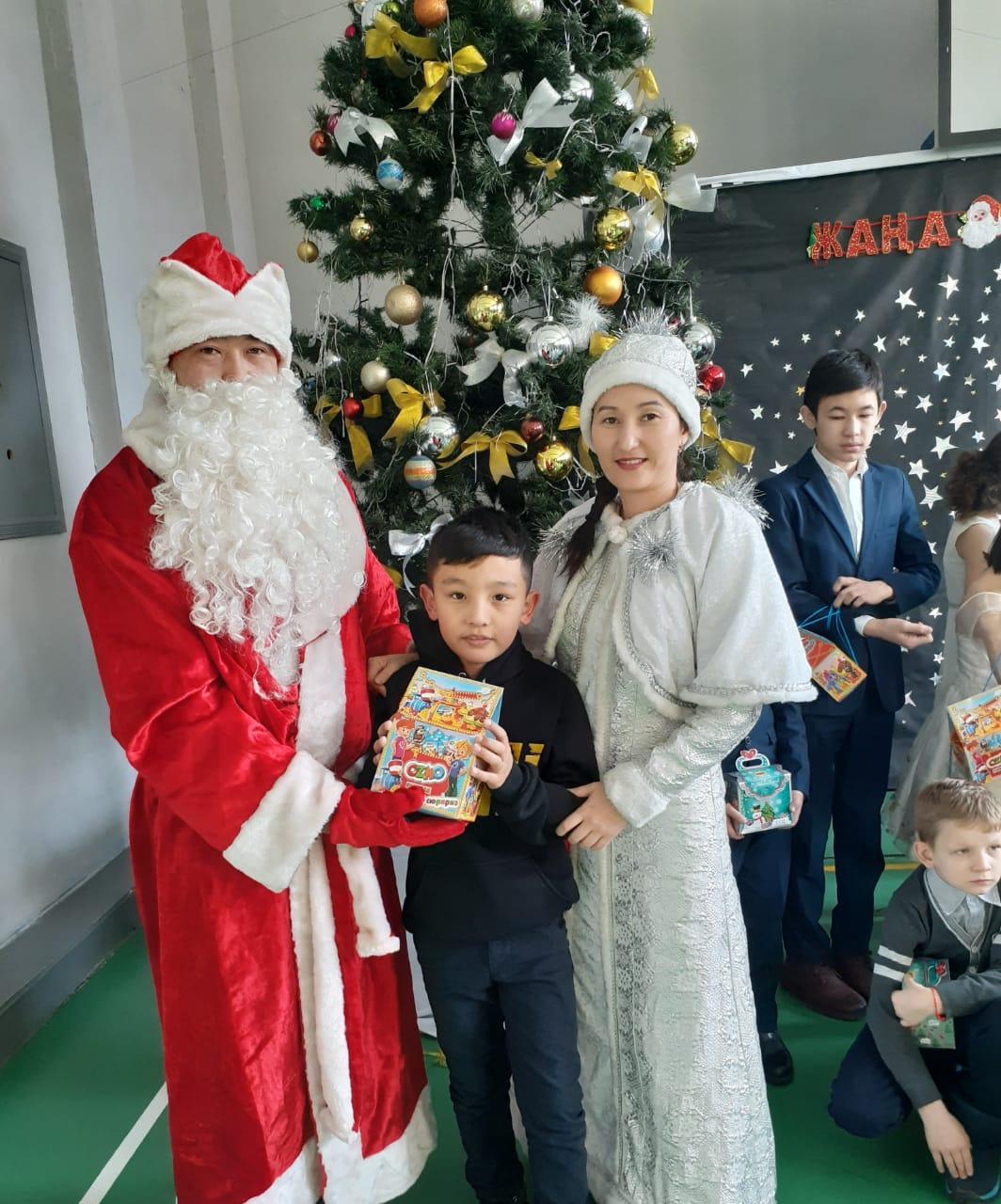 Мектеп директорының қайырымдылық шыршасы\Благотворительная  новогодняя  елка от директора  школы