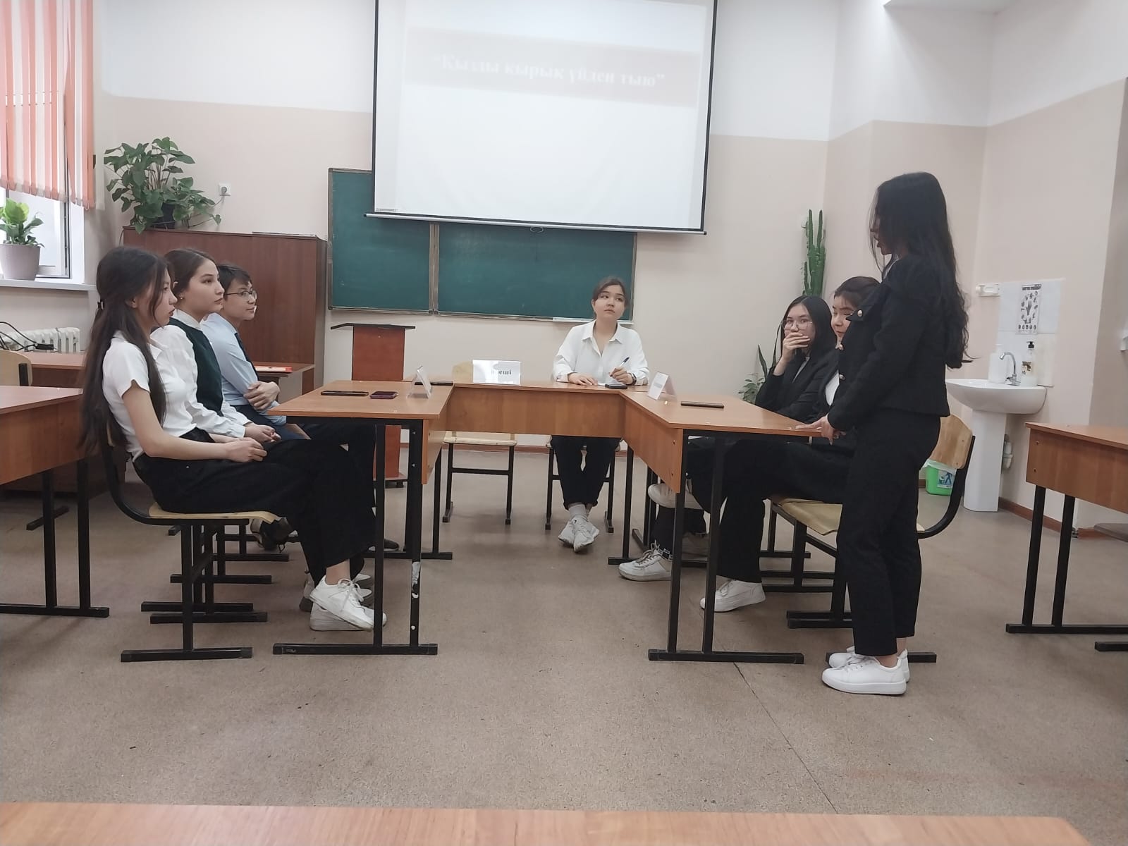 "Қызға қырық үйден тыю" дебаты