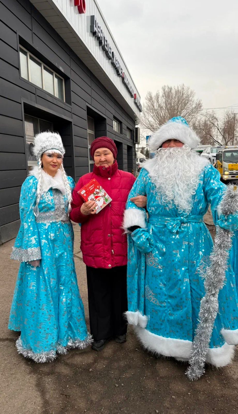 ЖББ №31 мектеп ұжымы 2025-жыл-"Жұмысшылар жылы"аясында қарапайым жұмыскерлерді құттықтауы