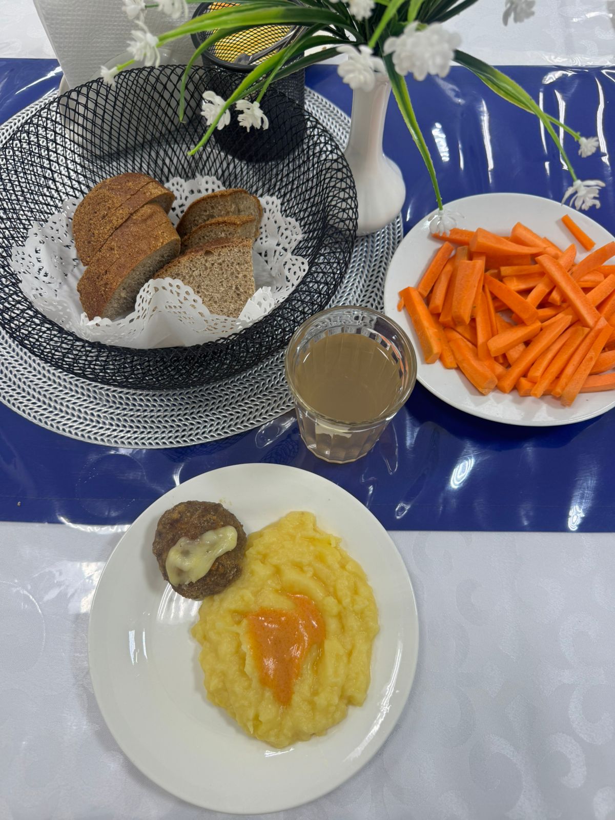 Меню: Биточки ірімшікпен сиыр еті.Биточки под сыром говядина.Гарнир: картофельное пюре.