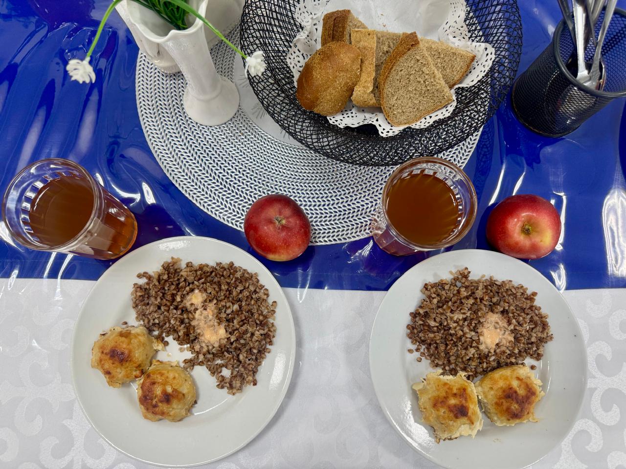 Меню: Тауық етінен жасалған шариктер.Гарнир: қарақұмық.Куриные шарики.Гарнир: гречка рассыпчатая